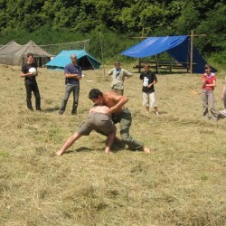Grasworstelen - Scouts en Gidsen Zaventem 